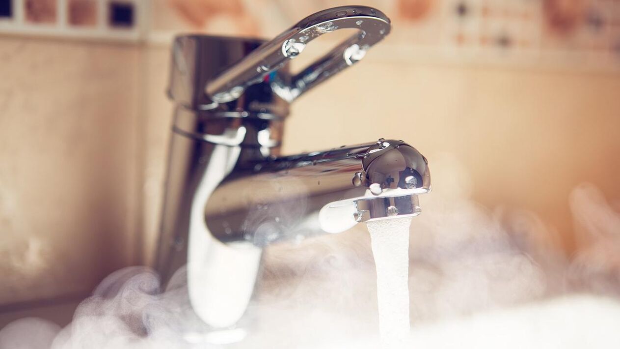 rubinetto dell'acqua calda per cuocere a vapore il pene prima dell'ingrandimento con la soda