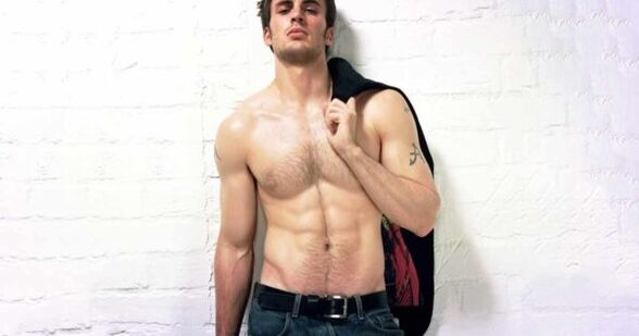 uomo brutale con pene ingrandito