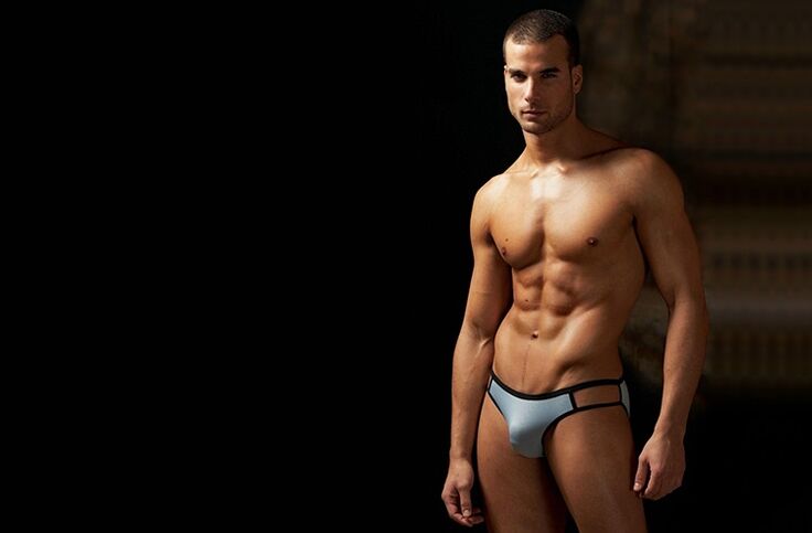 uomo con pene ingrandito