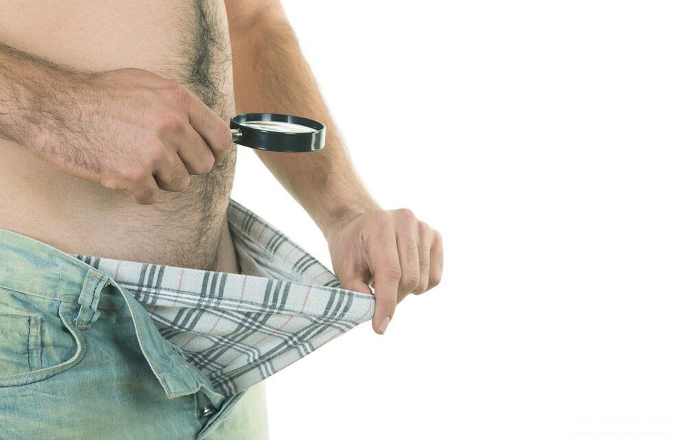 uomo che guarda le dimensioni del pene