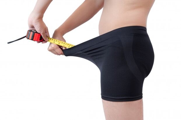 uomo che misura la lunghezza del pene