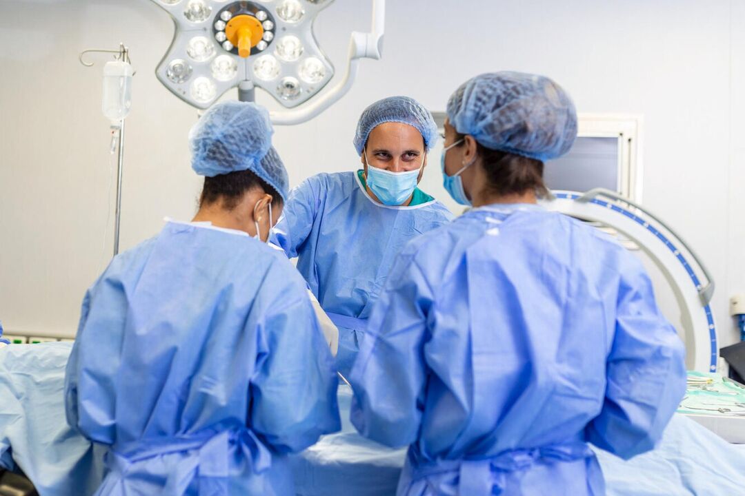 I chirurghi plastici eseguono un intervento chirurgico per ingrandire il pene di un uomo